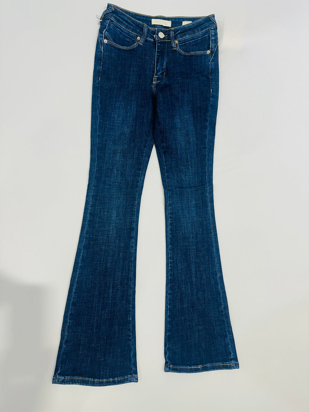 𝐋𝐚𝐲𝐫𝐚 - 𝐃𝐞𝐧𝐢𝐦 𝐅𝐥𝐚𝐫𝐞