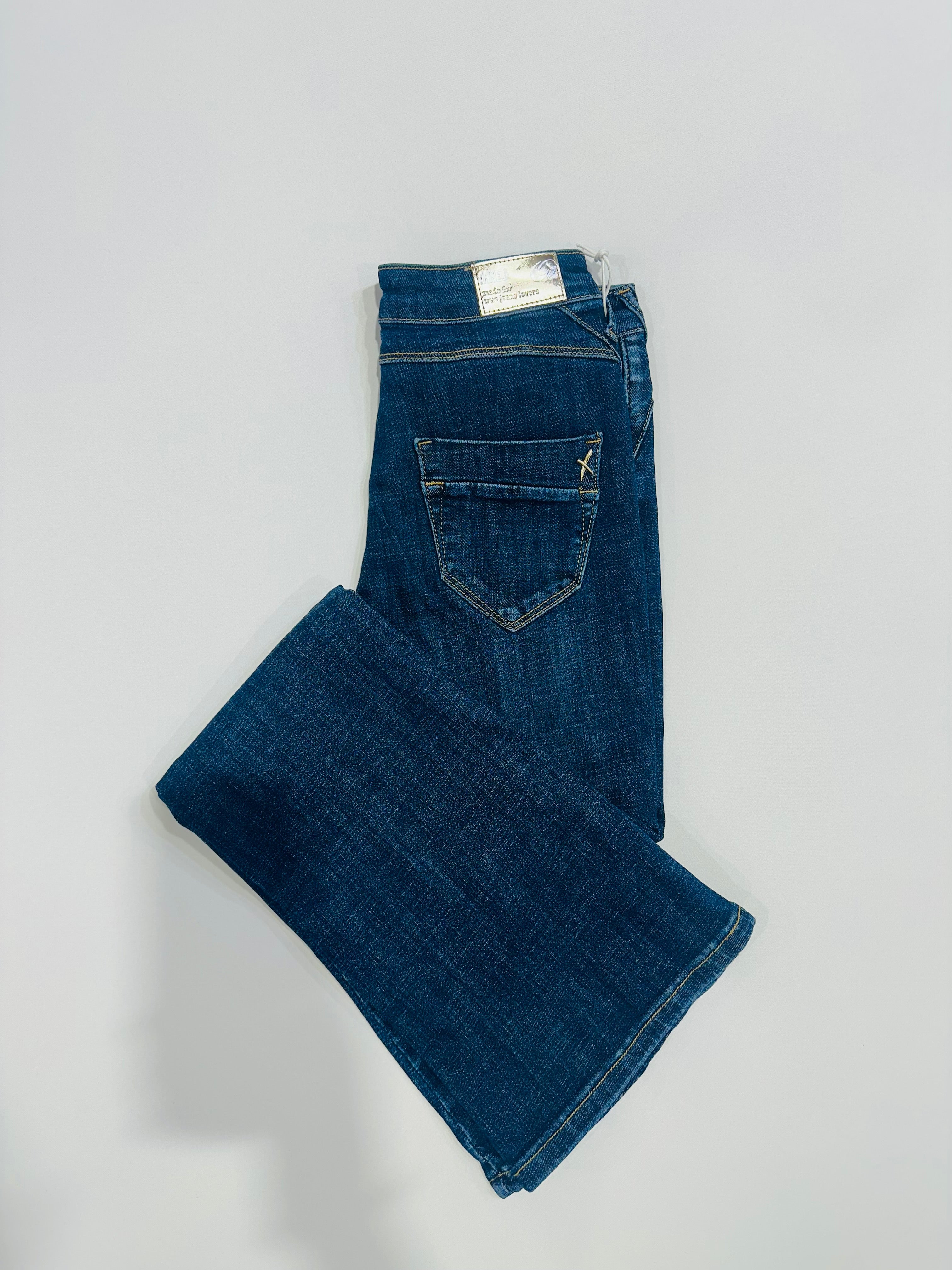 𝐋𝐚𝐲𝐫𝐚 - 𝐃𝐞𝐧𝐢𝐦 𝐅𝐥𝐚𝐫𝐞