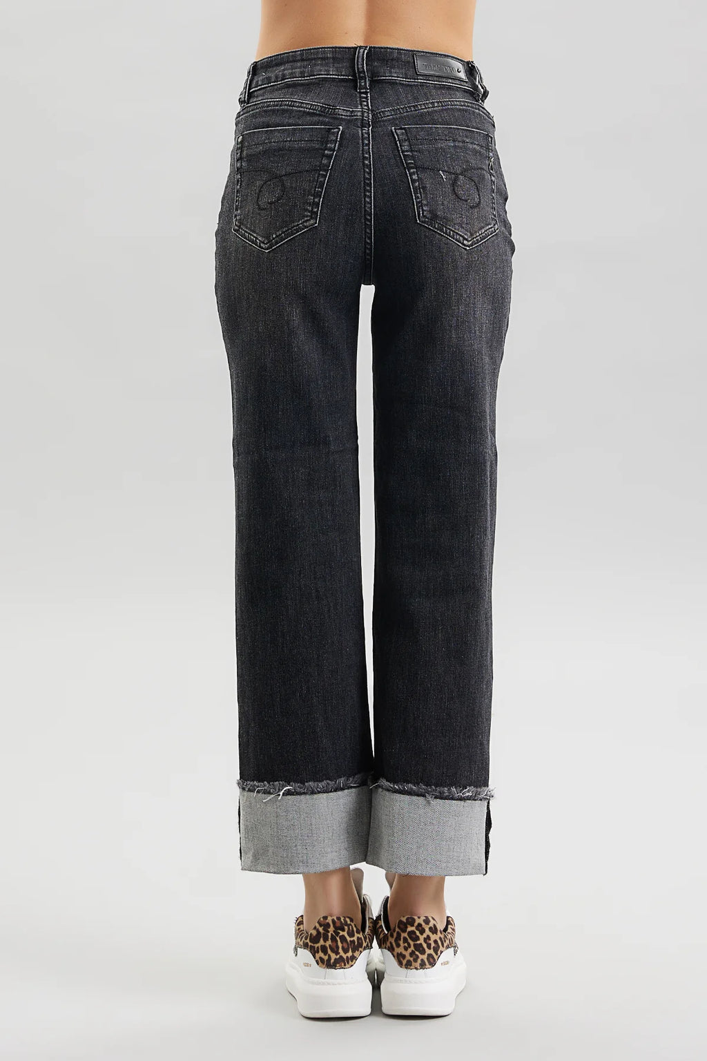 𝐘𝐚𝐫𝐚 - 𝐃𝐞𝐧𝐢𝐦 𝐁𝐥𝐚𝐜𝐤